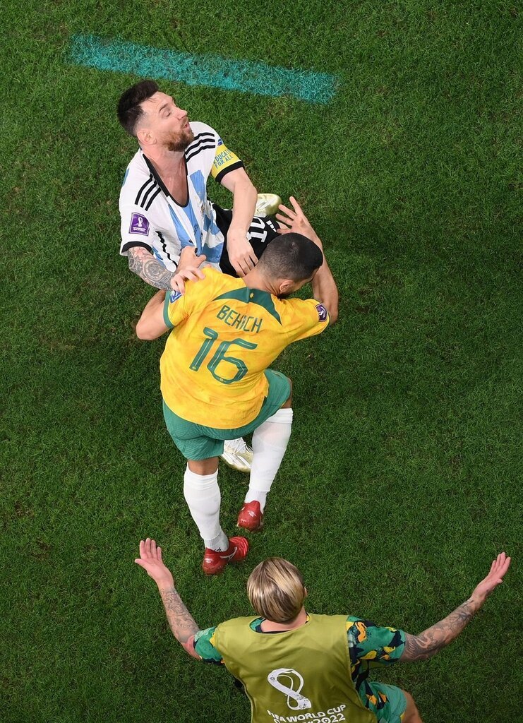 تصویری از لحظه دست به یقه شدن بازیکن استرالیا با لیونل مسی
