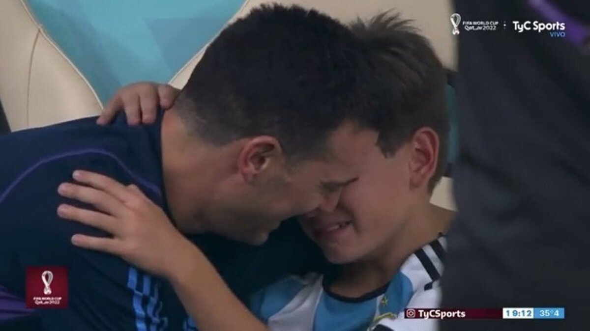 (عکس) یک قاب رمانتیکم «پدر- پسری» در جام جهانی