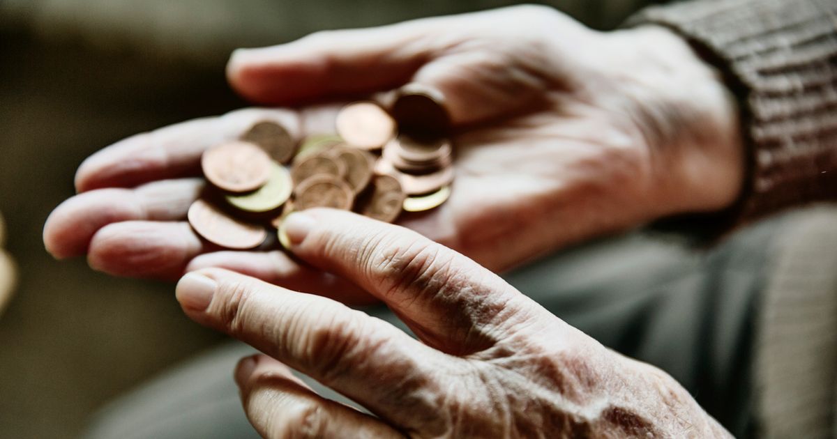 0_Senior-womans-hands-with-coins