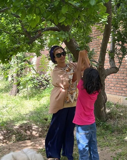 عکسی از شبنم قلی خانی و دخترش در حال بازی منتشر شد که این خانم بازیگر باز هم بخاطر حفظ حریم کودکان چهره او را نمایان نکرده است.