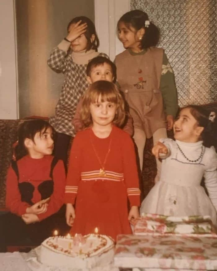 عکسی جالب و دیده نشده از "هانیه توسلی" در بین 4 خواهر زیبایش/ عکس