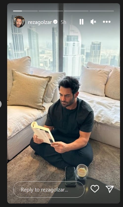 ژست مصنوعی گلزار در حال کتابخوانی در برج الخلیفه کار دستش داد + عکس